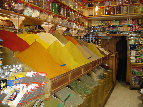 EL AHLAM vous invite &agrave; vivre des instants magiques dans cet appartement au mille et un raffinements de l'orient, un festival de couleurs, de douceurs, de parfums, un havre d'&eacute;l&eacute;gance..... depuis sa terrasse, vous serez berc&eacute; par le chant des oiseaux et envelopp&eacute; des senteurs d&eacute;licates du JARDIN MAJORELLE..... imaginez.....VOS VACANCES DE R&Ecirc;VE.