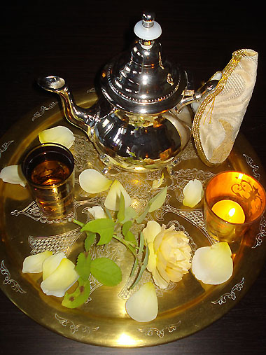 EL AHLAM vous invite &agrave; vivre des instants magiques dans cet appartement au mille et un raffinements de l'orient, un festival de couleurs, de douceurs, de parfums, un havre d'&eacute;l&eacute;gance..... depuis sa terrasse, vous serez berc&eacute; par le chant des oiseaux et envelopp&eacute; des senteurs d&eacute;licates du JARDIN MAJORELLE..... imaginez.....VOS VACANCES DE R&Ecirc;VE.